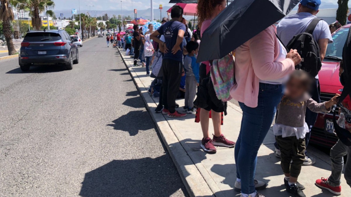 En medio de caos y bajo el intenso sol, se aplicó la vacuna a los menores; no todos alcanzaron