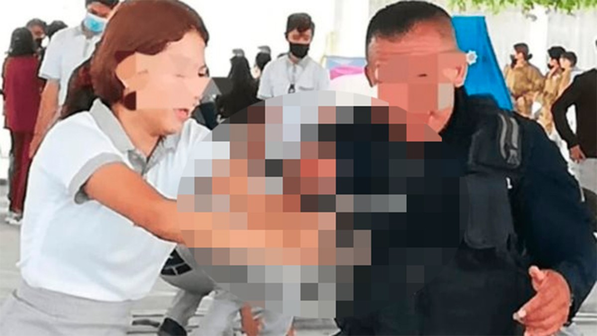 Policías ‘prestan’ sus armas a estudiantes en Rally de prevención