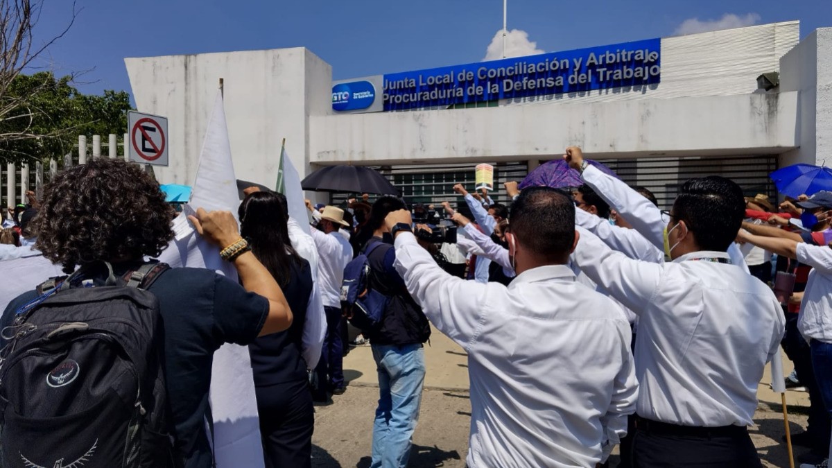 Se manifiestan telefonistas contra cambio al contrato colectivo