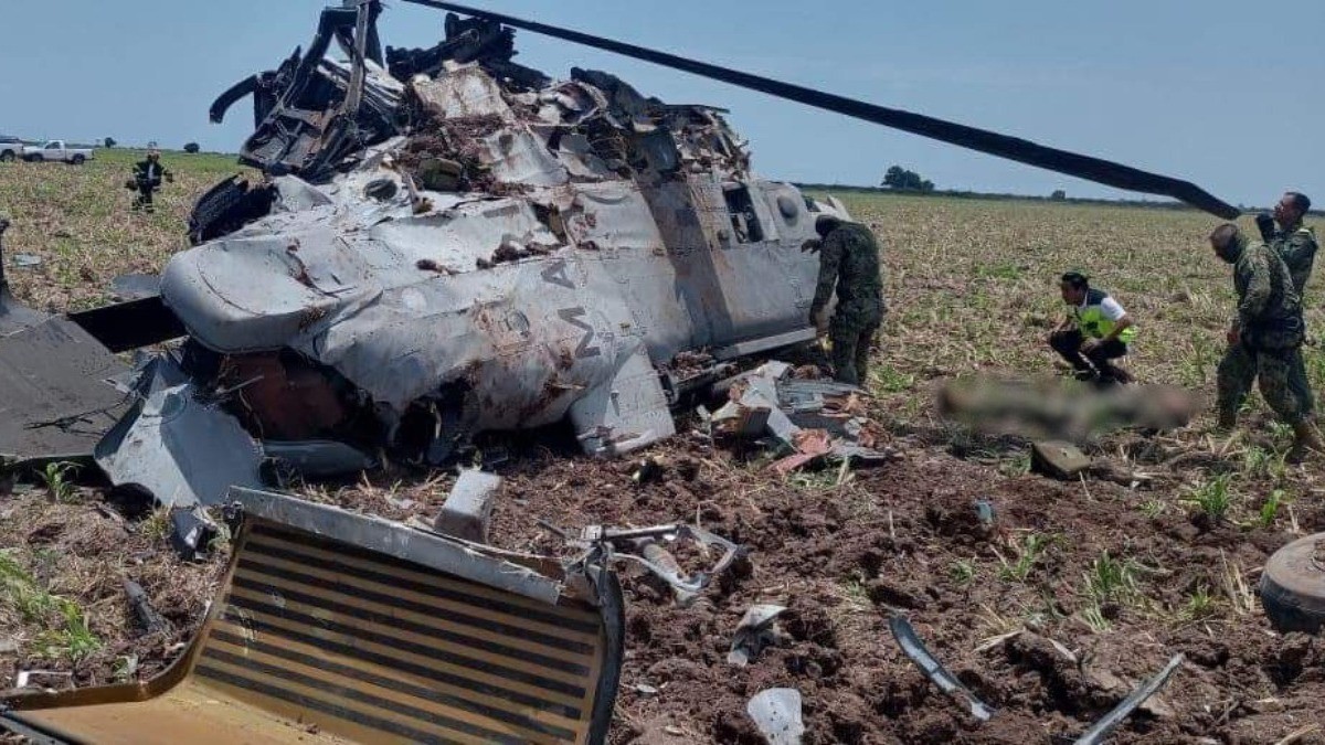 Se desploma helicóptero de la Marina; hay 14 muertos