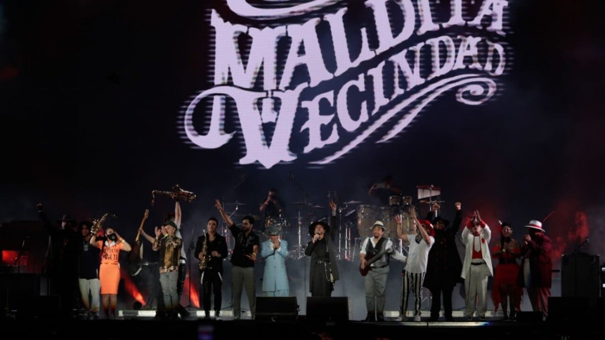 Sorprende en el Zócalo La Maldita Vecindad junto a saxofonista María Elena Ríos