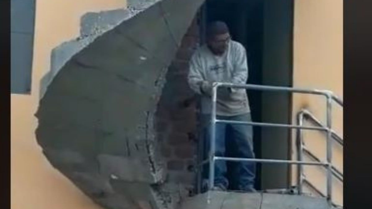 Casi… albañil construye escalera al revés