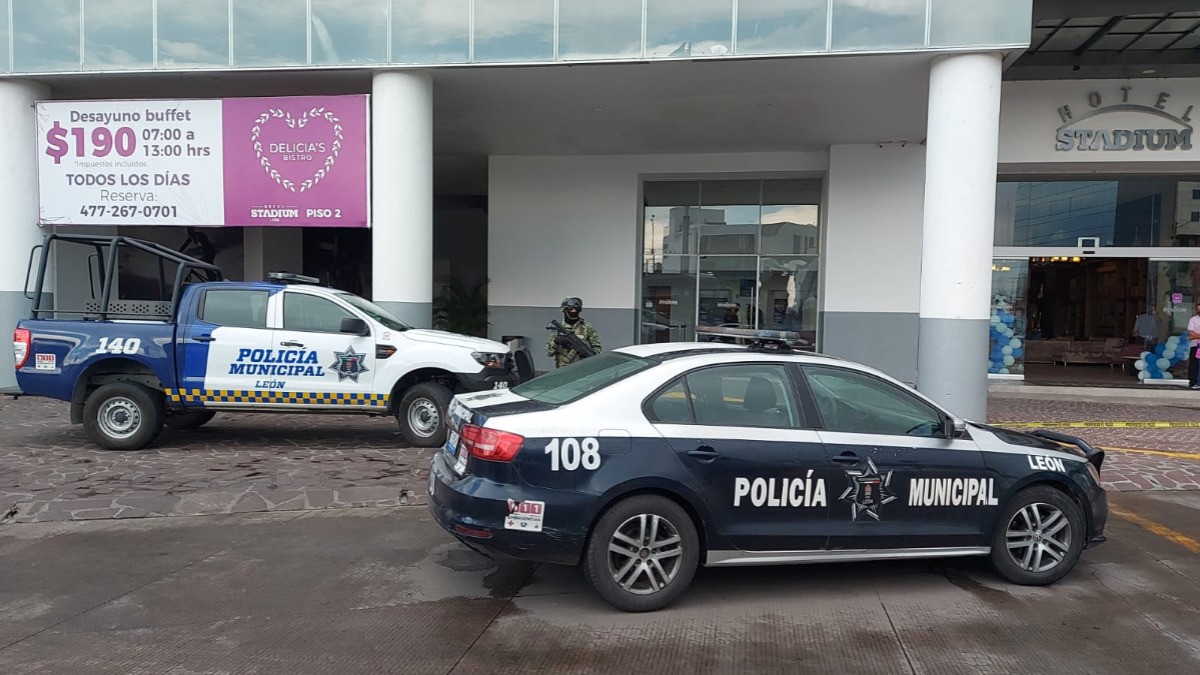 Accidentalmente, policía dispara su arma y lesiona a huésped en León