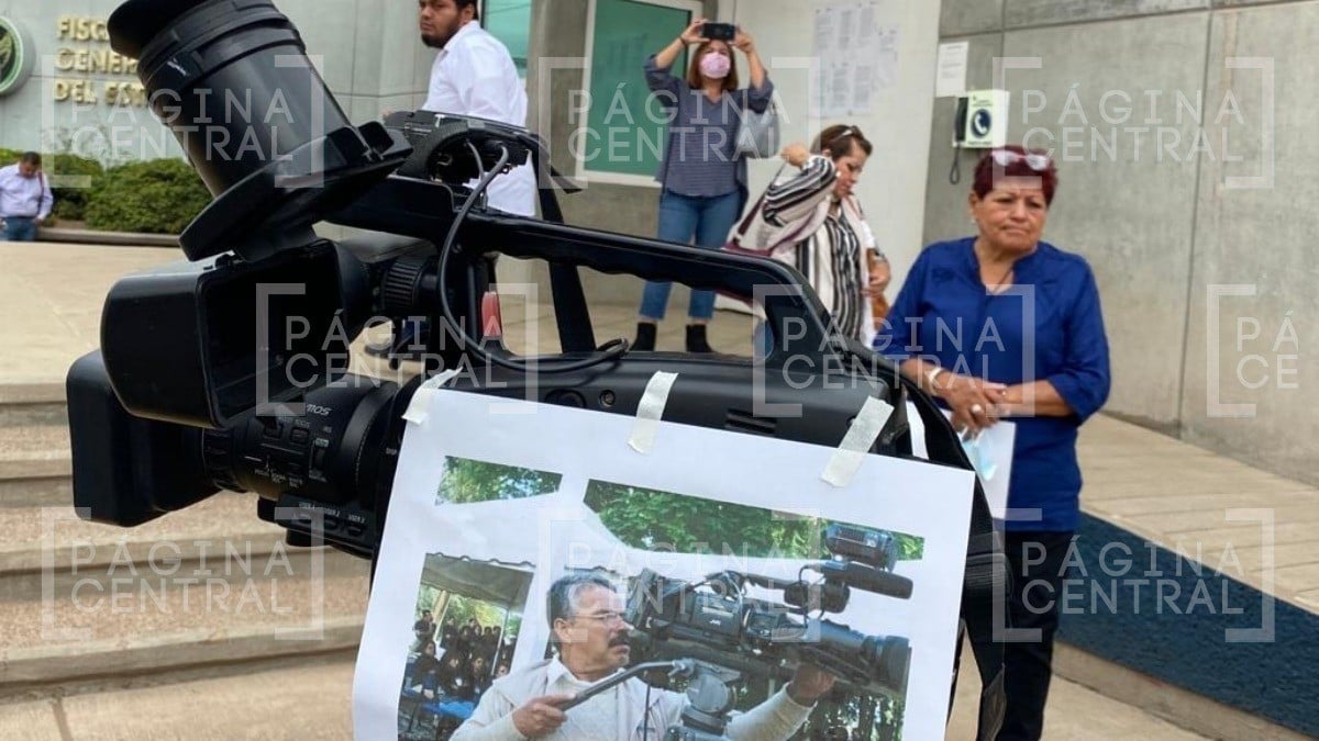 Exigen justicia afuera de la FGE por muerte de Enrique