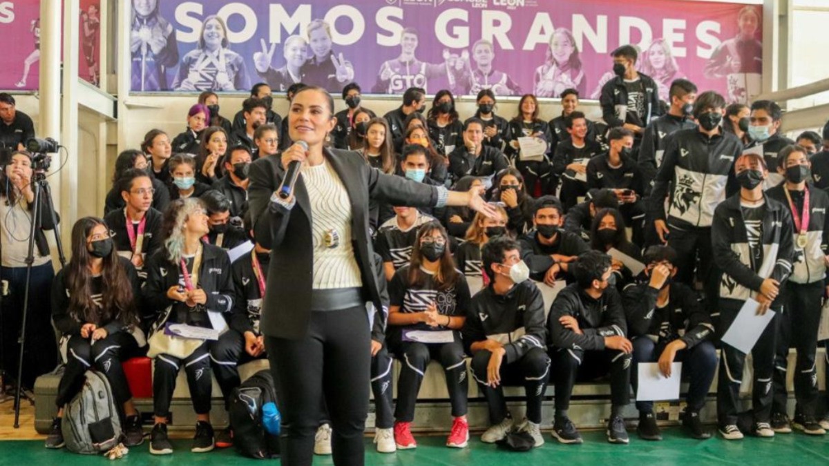 Abanderan a futbolistas que representarán a León en Torneo Internacional en Hiroshima