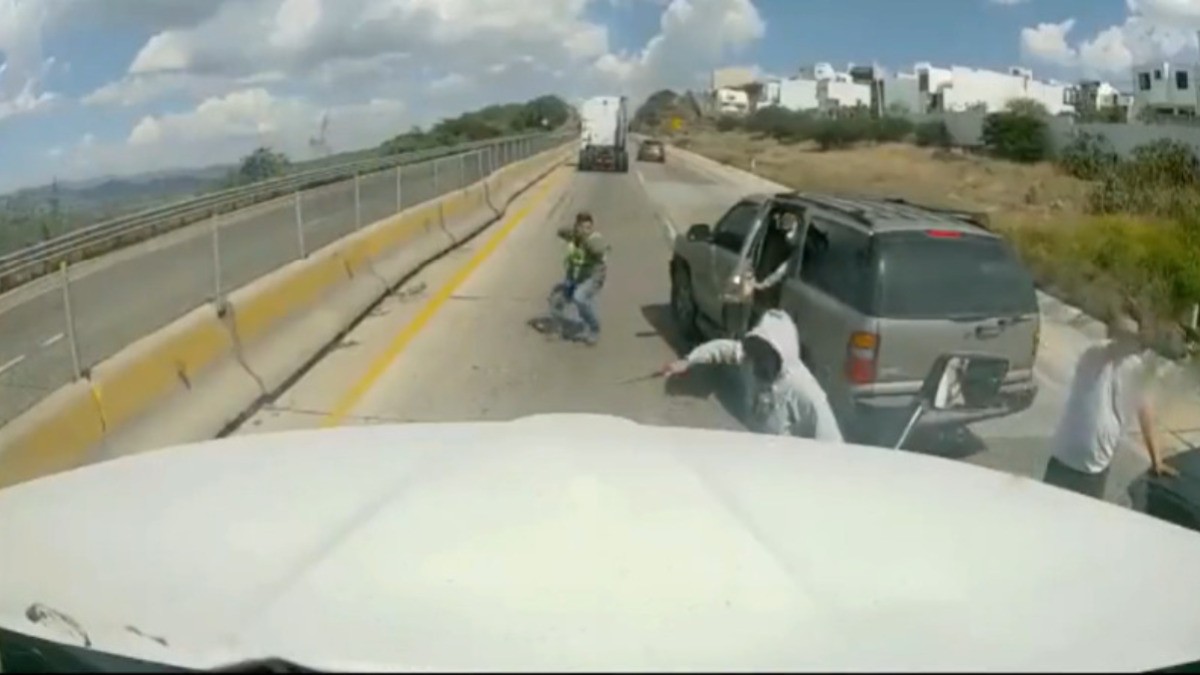 #VIDEO | Empistolados ‘bloquean’ tráiler en la Querétaro-Irapuato, ¡y se lo roban!