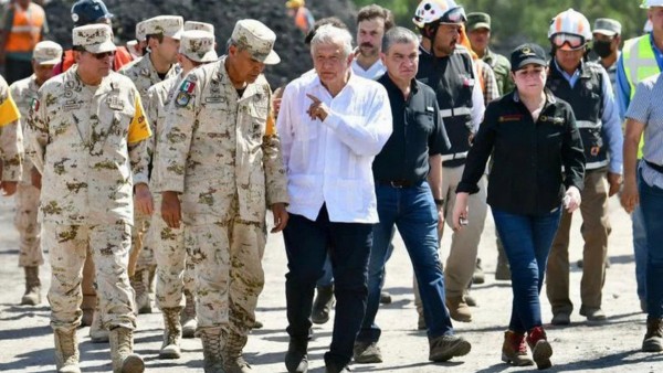 Visita de AMLO a mina ocasiona crisis entre familiares de obreros; exigen respuestas