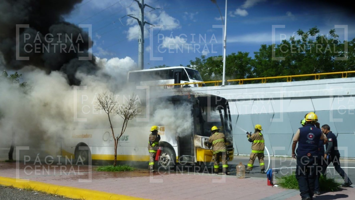 #VIDEO | Se incendia camión por falla mecánica; ponen a salvo a 55 personas