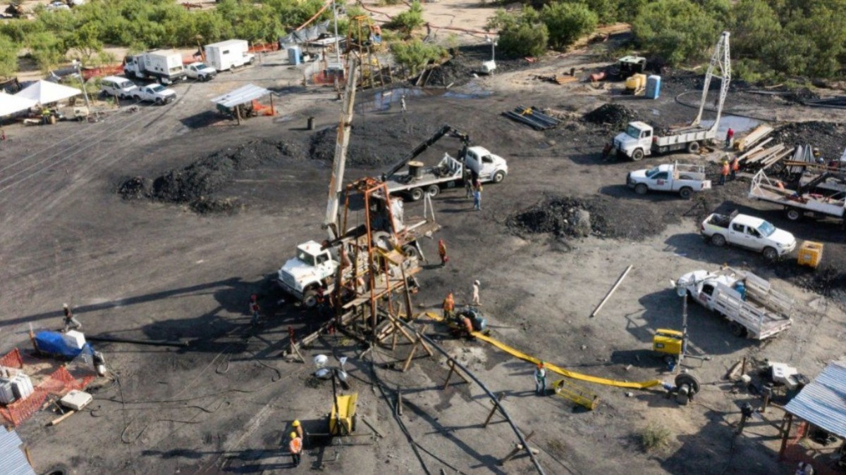 Suben niveles de agua en mina de Coahuila, esperanzas de familiares se desvanecen