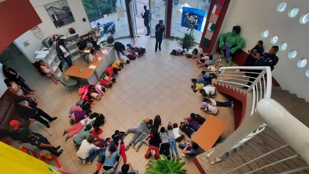 #VIDEO | Enseñan a niños cómo actuar frente a un tiroteo, durante curso de verano