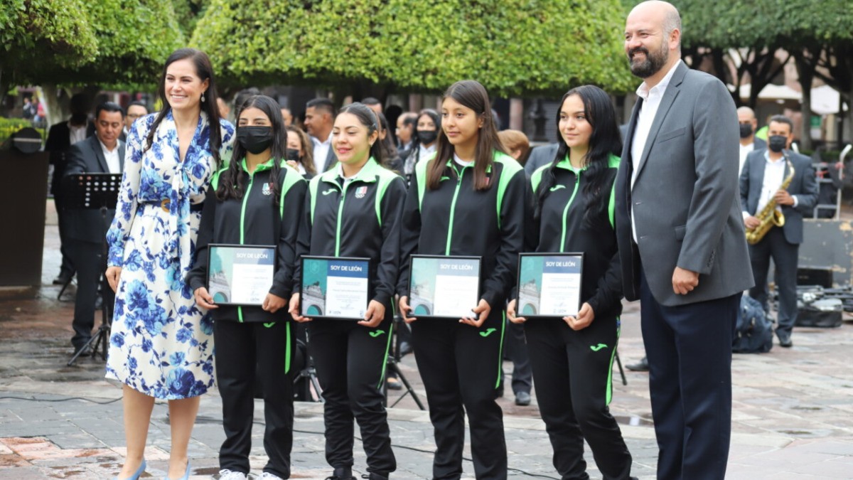 Reconocen a jóvenes leonesas por su carrera en halterofilia