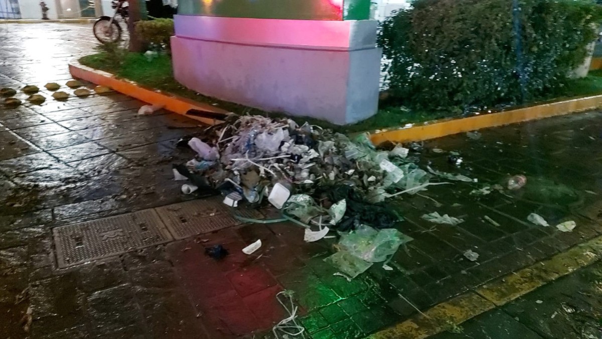 Basura sigue ocasionando estragos en días de lluvia; ¡la vía pública no es basurero!