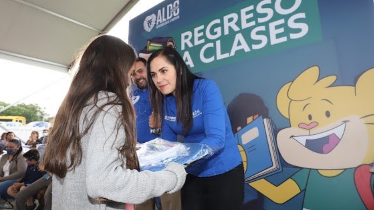 Van niñas y niños equipados a la escuela