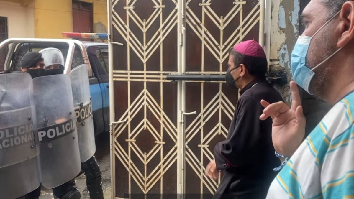 Policía nicaragüense detiene a obispo y párrocos en Managua