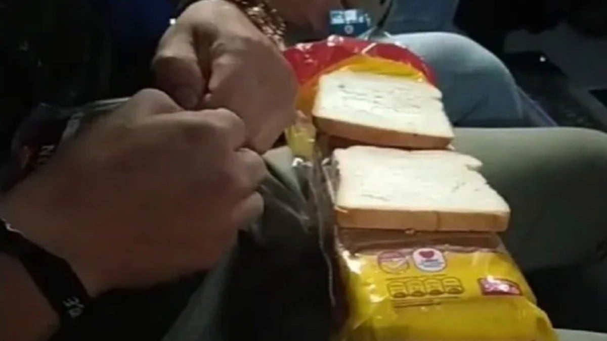 #VIDEO Viralizan a joven por prepararse un sandwich… en el cine