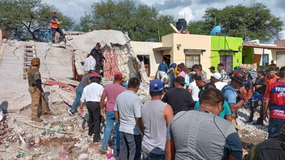 Explosión en tienda de abarrotes deja dos muertos y diez heridos