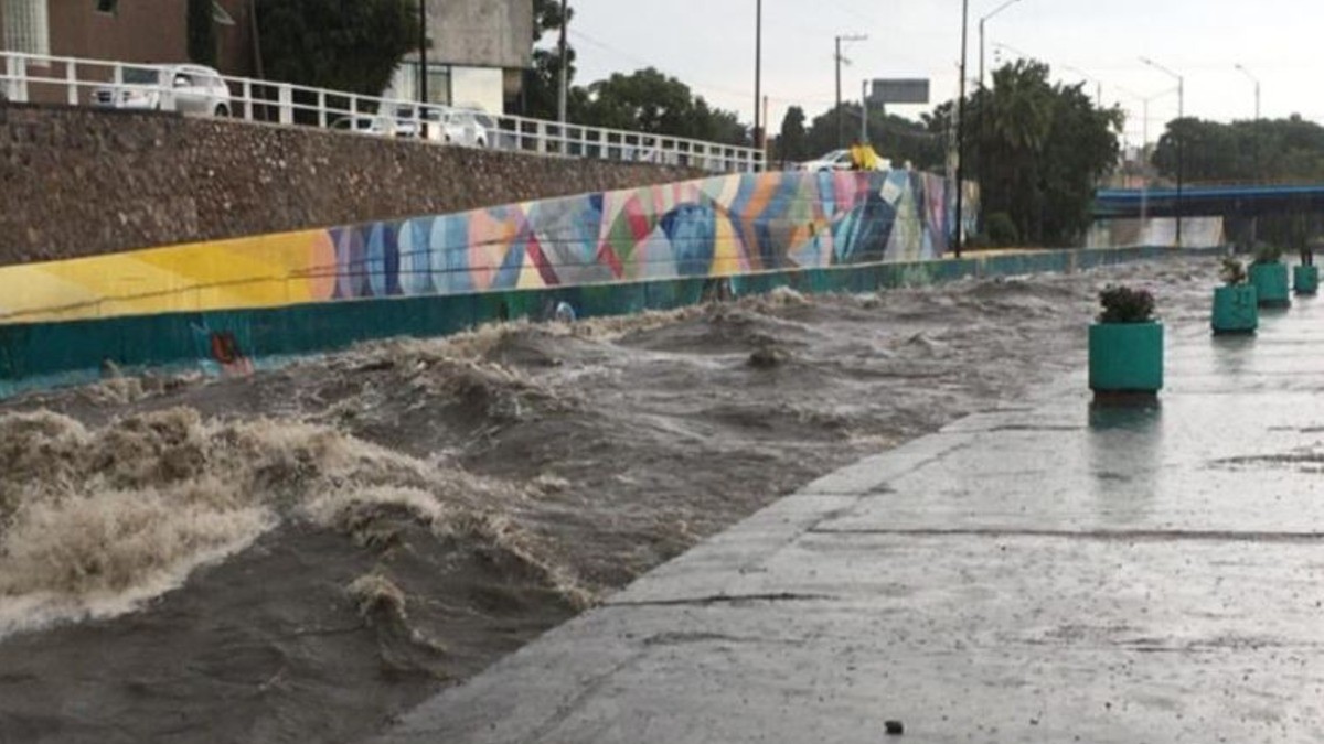 Canalizan a dos personas con riesgo en sus viviendas por las lluvias