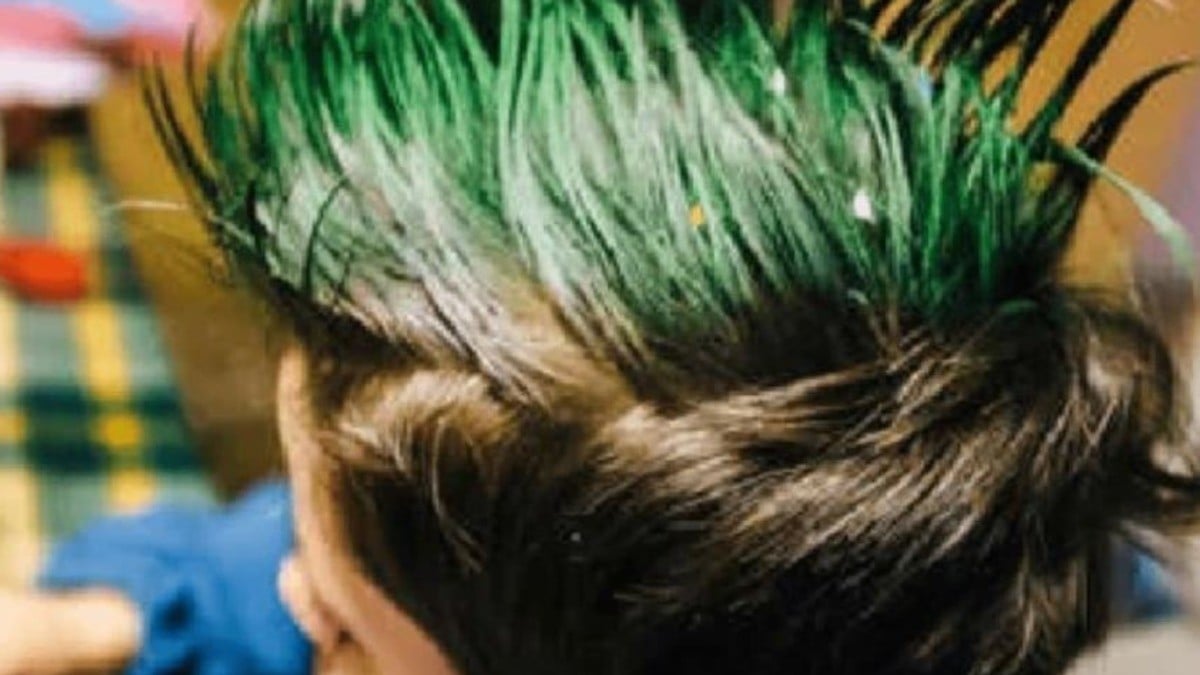 Estudiantes podrán asistir a las aulas con el cabello ¡largo o teñido!