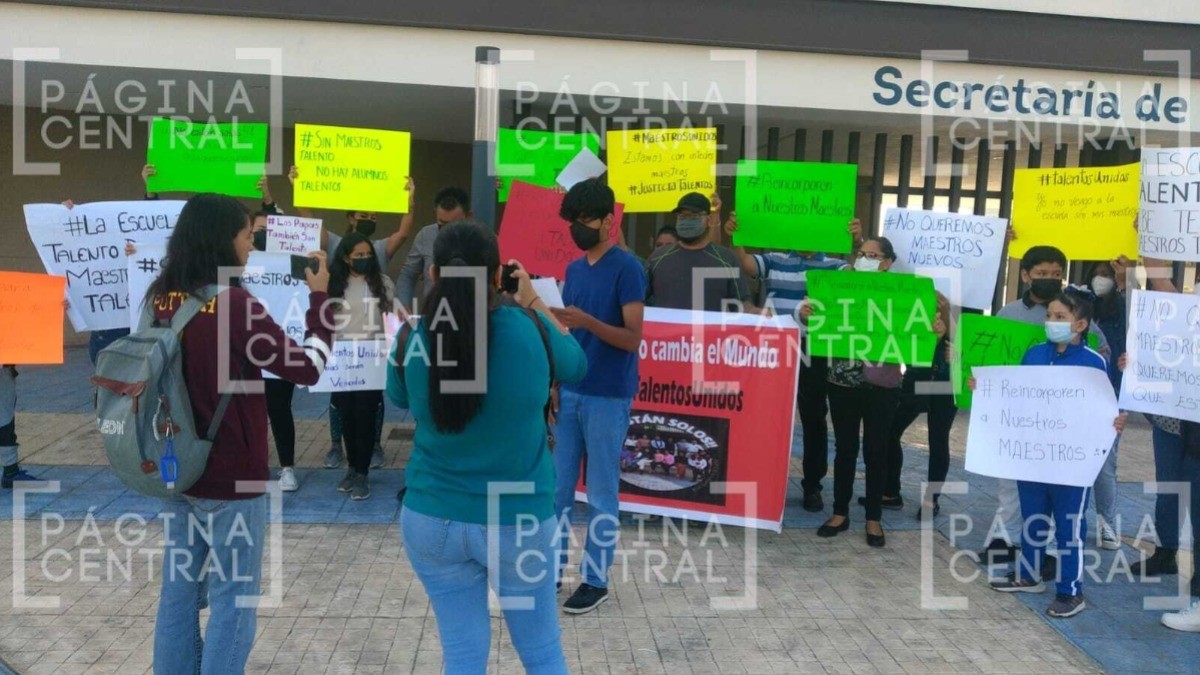 Exigen papás y alumnos restitución de maestros despedidos de la Escuela de Talentos