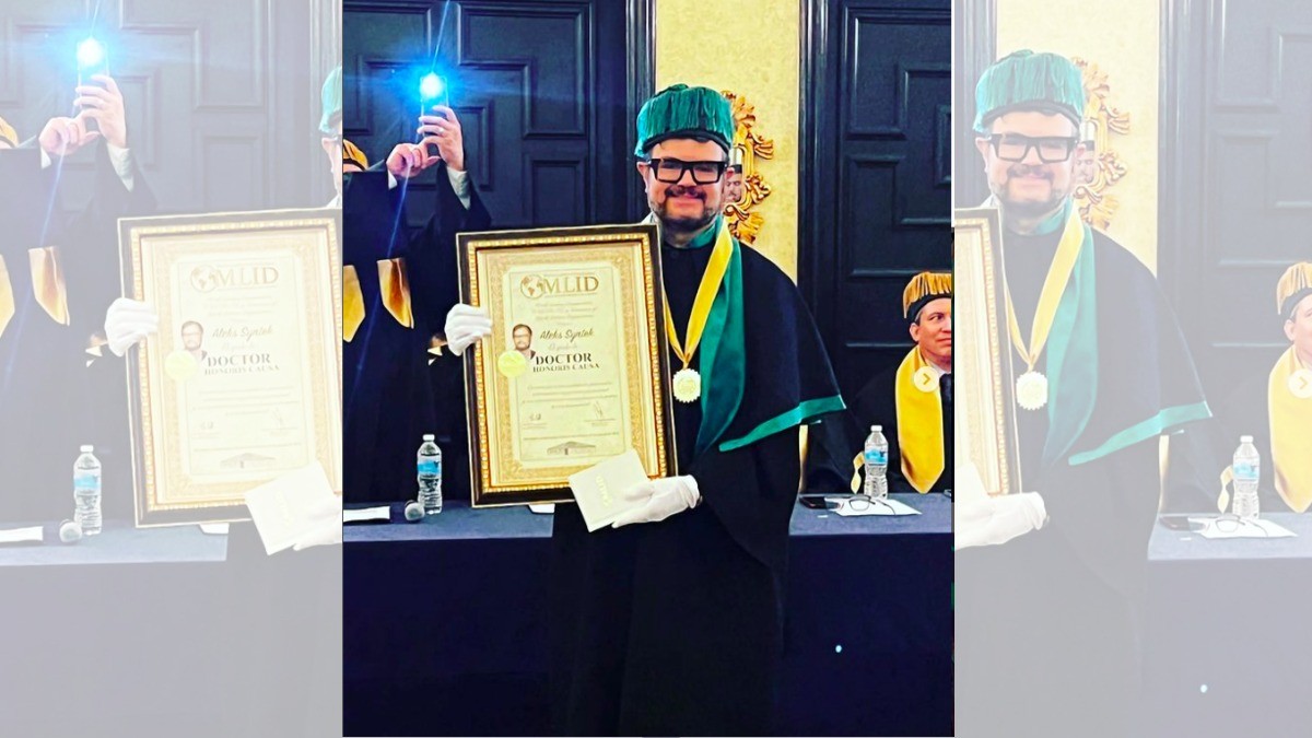 Obtiene Alex Syntek grado de doctor Honoris Causa