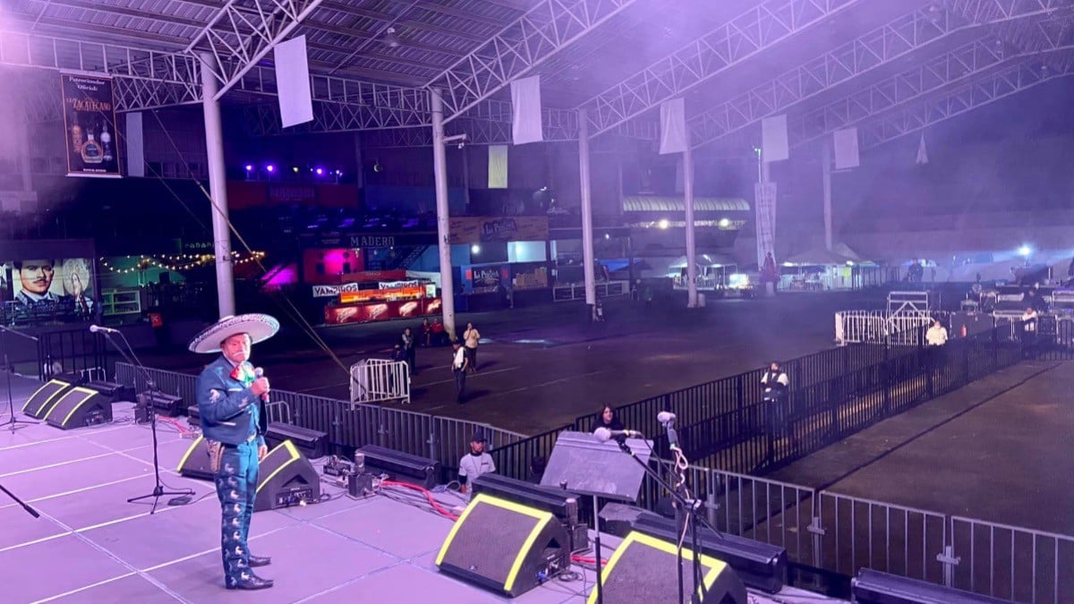 ¡Qué sad! Dan la espalda a abuelito cantante