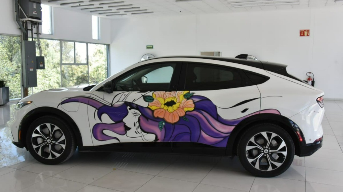 Detrás de un gran vehículo, hay una gran mujer mexicana