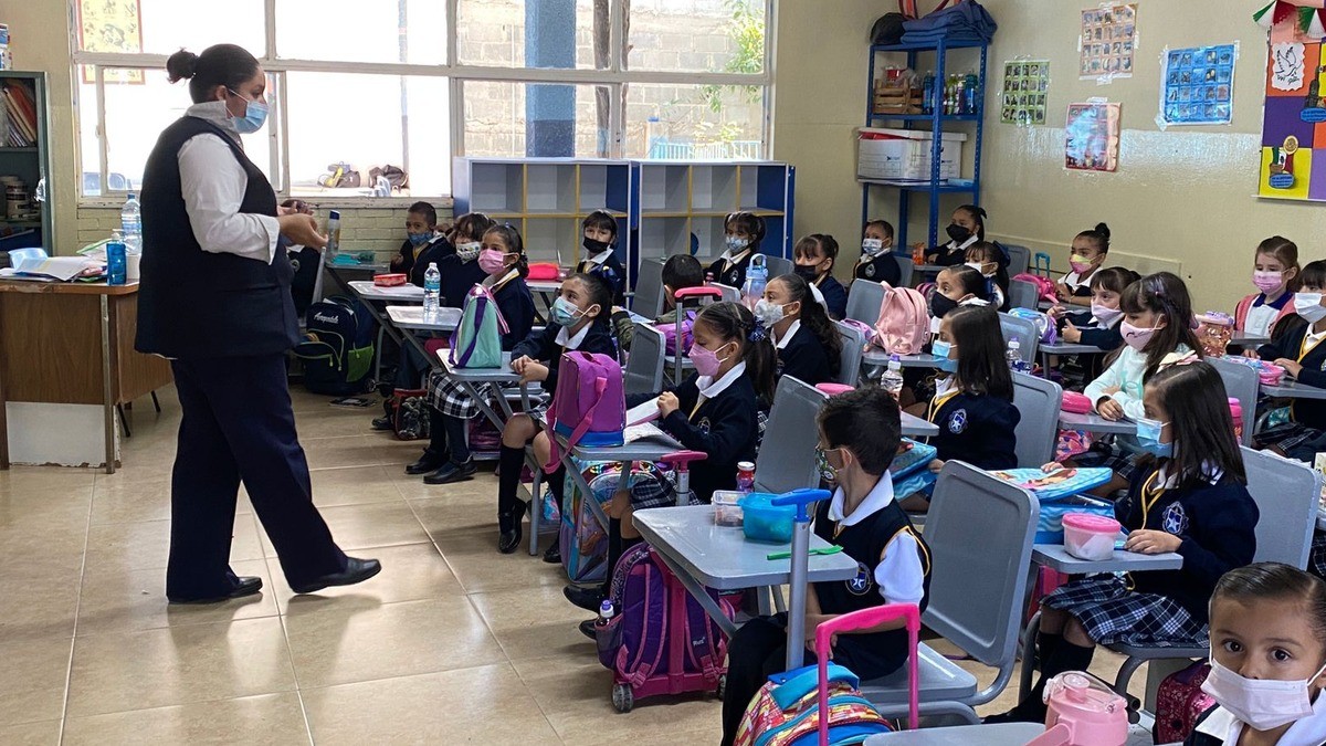 Inicia ciclo escolar con algunos profesores ausentes