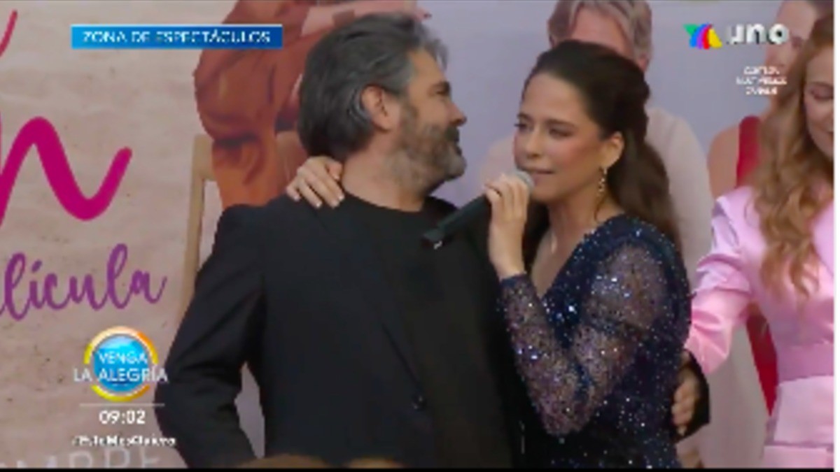 Desfila Ana Claudia Talancón por alfombra roja ¿pasada de copas?