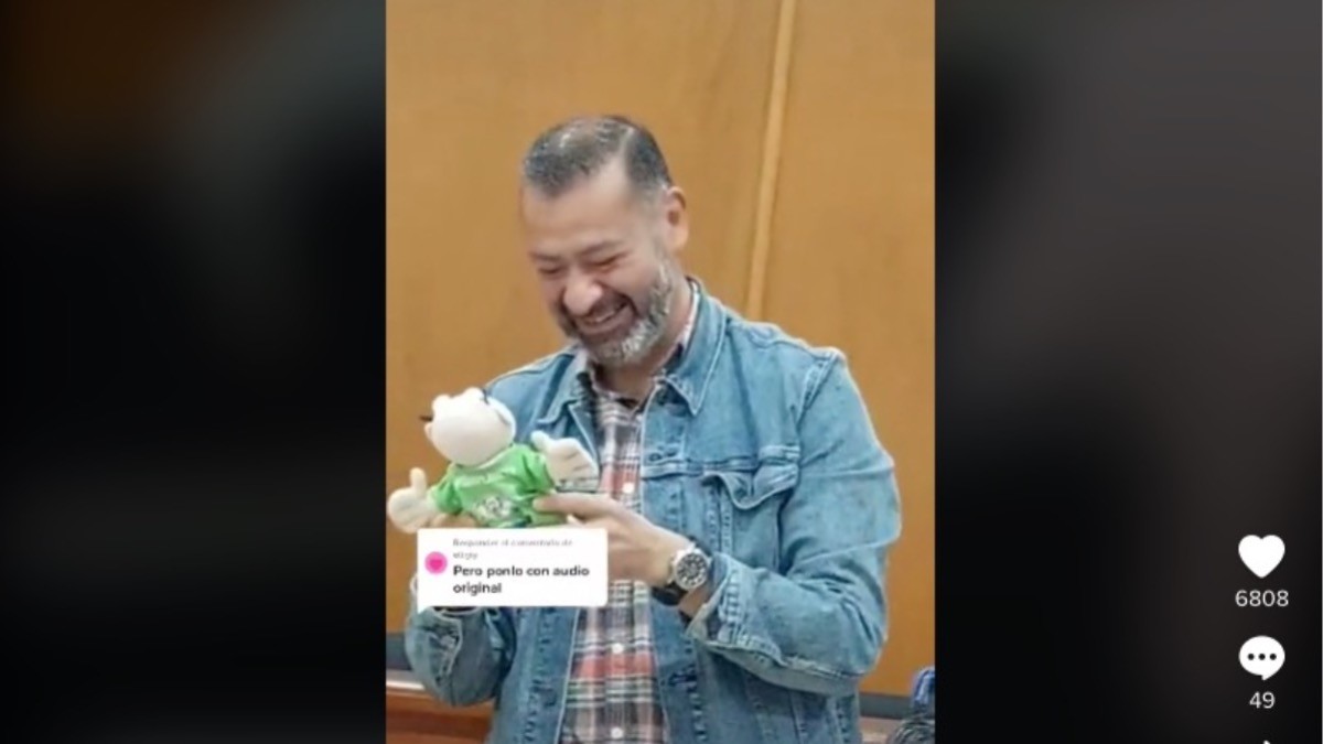 Galardona alumna a su maestro con un Dr. Simi