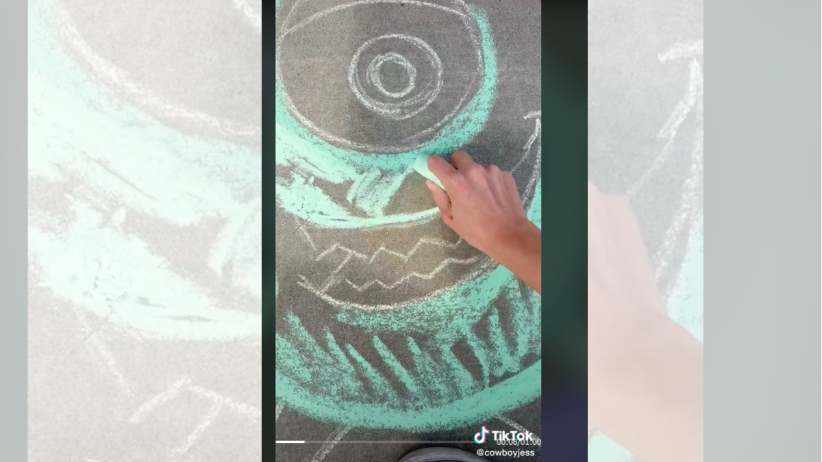 ¡Joven dibuja afuera de Pixar para que la contraten!