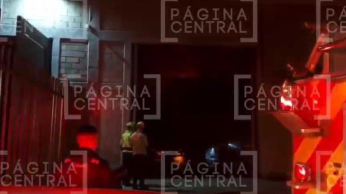 Incendio en taller consume autos de alta gama