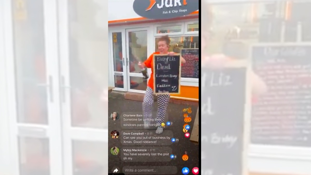 Mujer se burla de la muerte de la reina y ¡le destrozan su negocio!