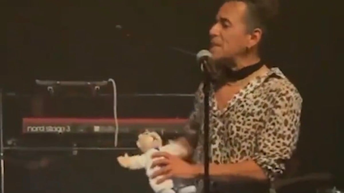 #VIDEO Le rompen la cabeza al Dr. Simi en concierto