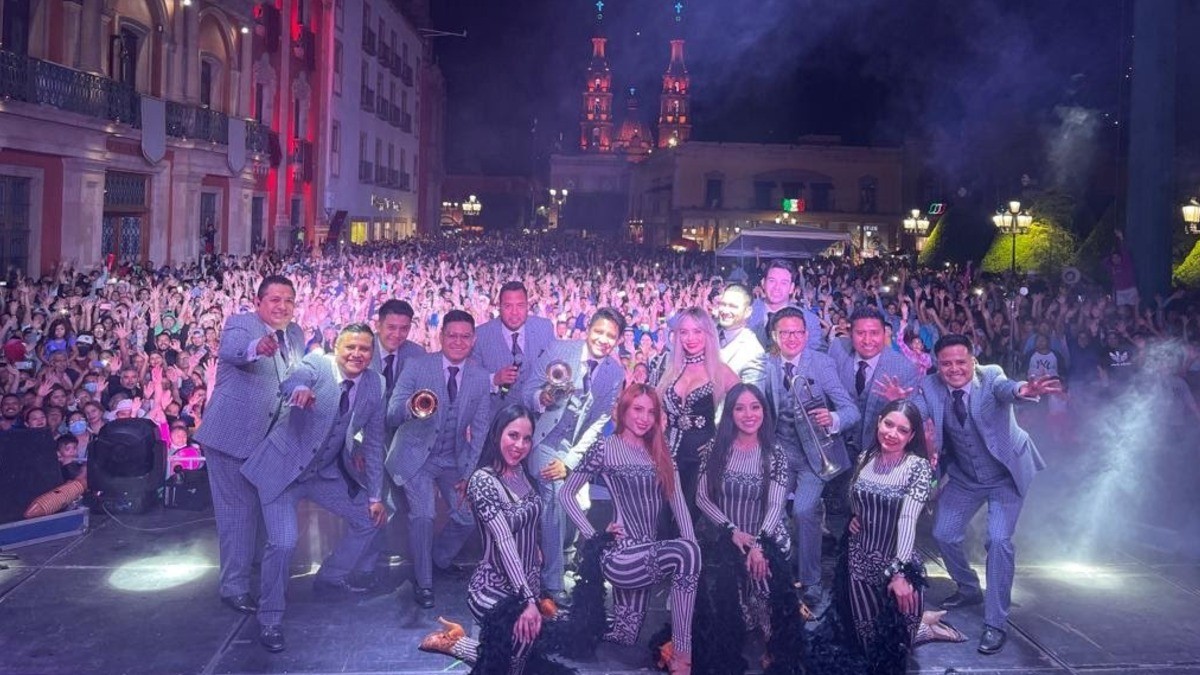 Abarrotan por Sonora Santanera plaza principal de León