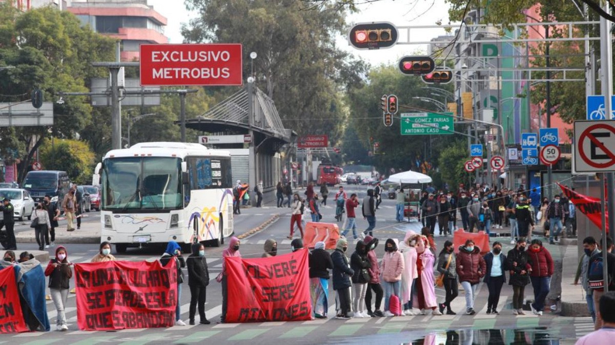 Exigen normalistas se respete su institución con bloqueo en Reforma