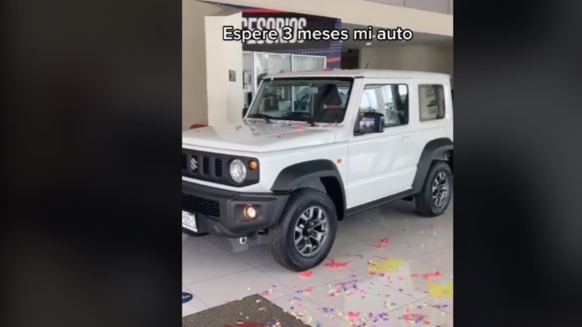 ¡Choca camioneta al salir de agencia!