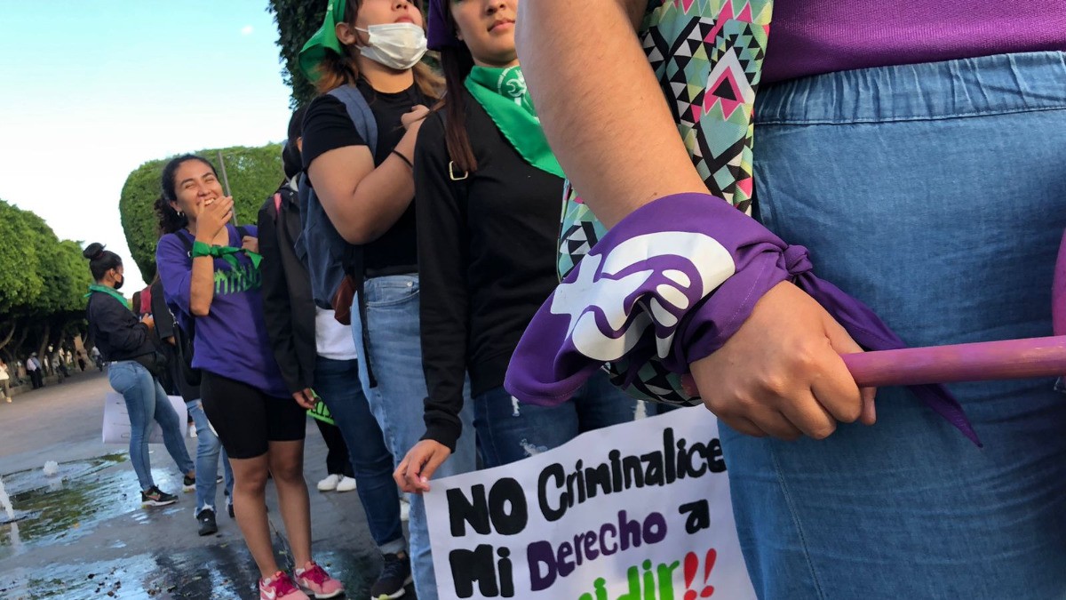 Marchan leonesas por la despenalización del aborto