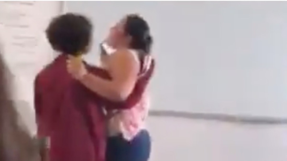 Estudiante se agarra a golpes con compañero y maestra