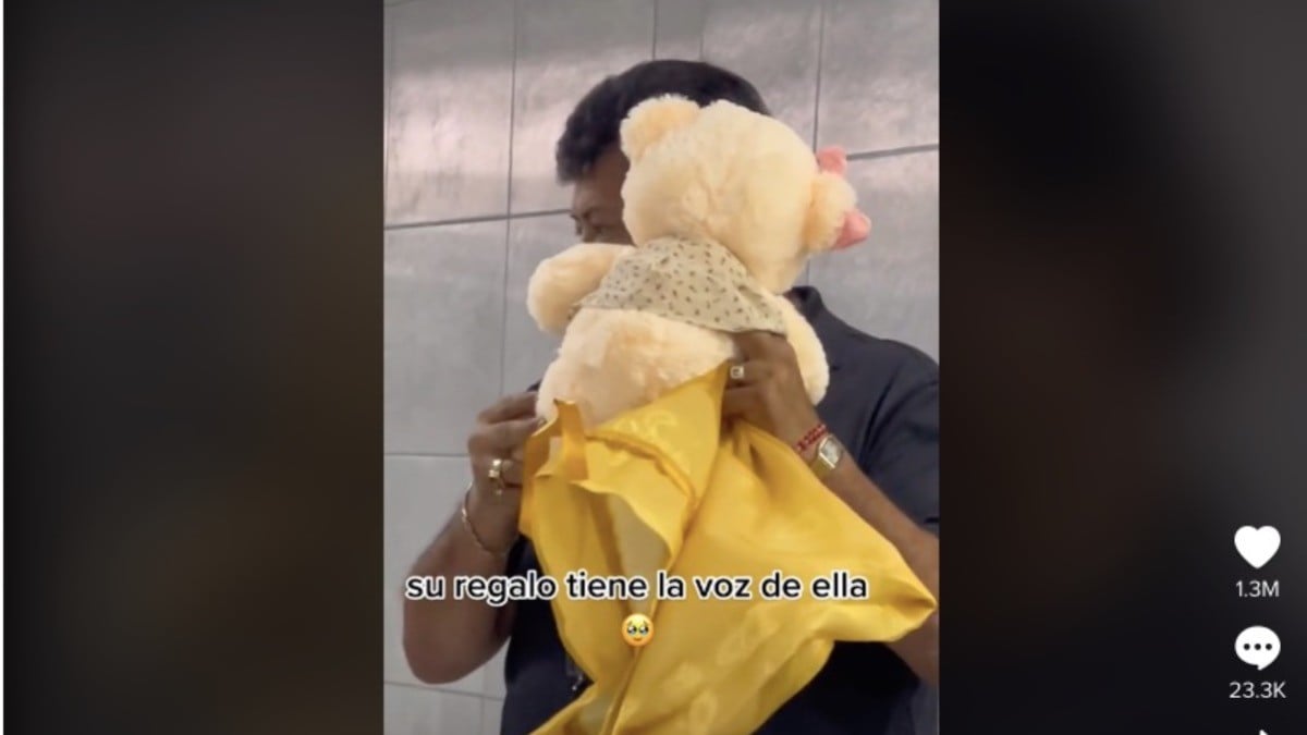 ¡Ay dolor! Rompe en llanto al escuchar la voz de su esposa muerta