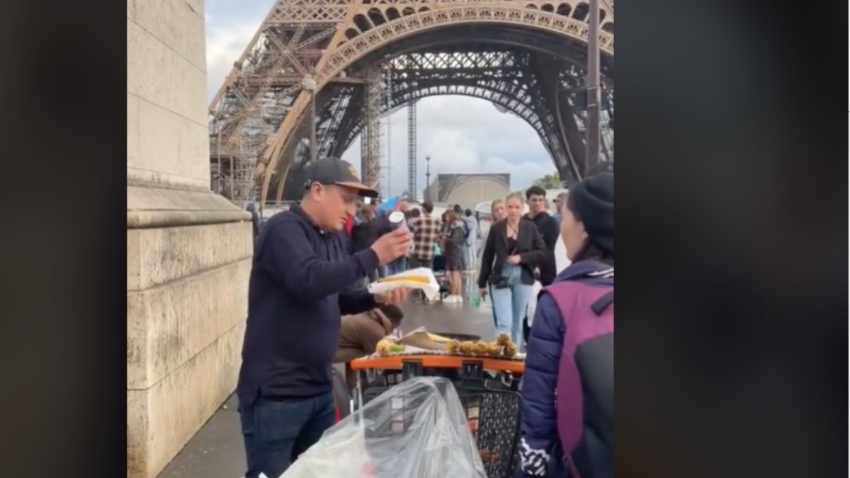 Emprendedor lleva venta de elotes ¡a la Torre Eiffel!