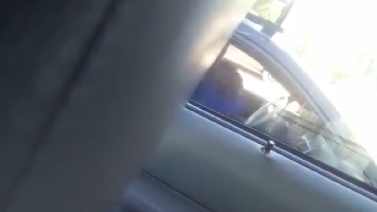 ¡Inaudito! Graban a hombre golpeando a niño en un auto