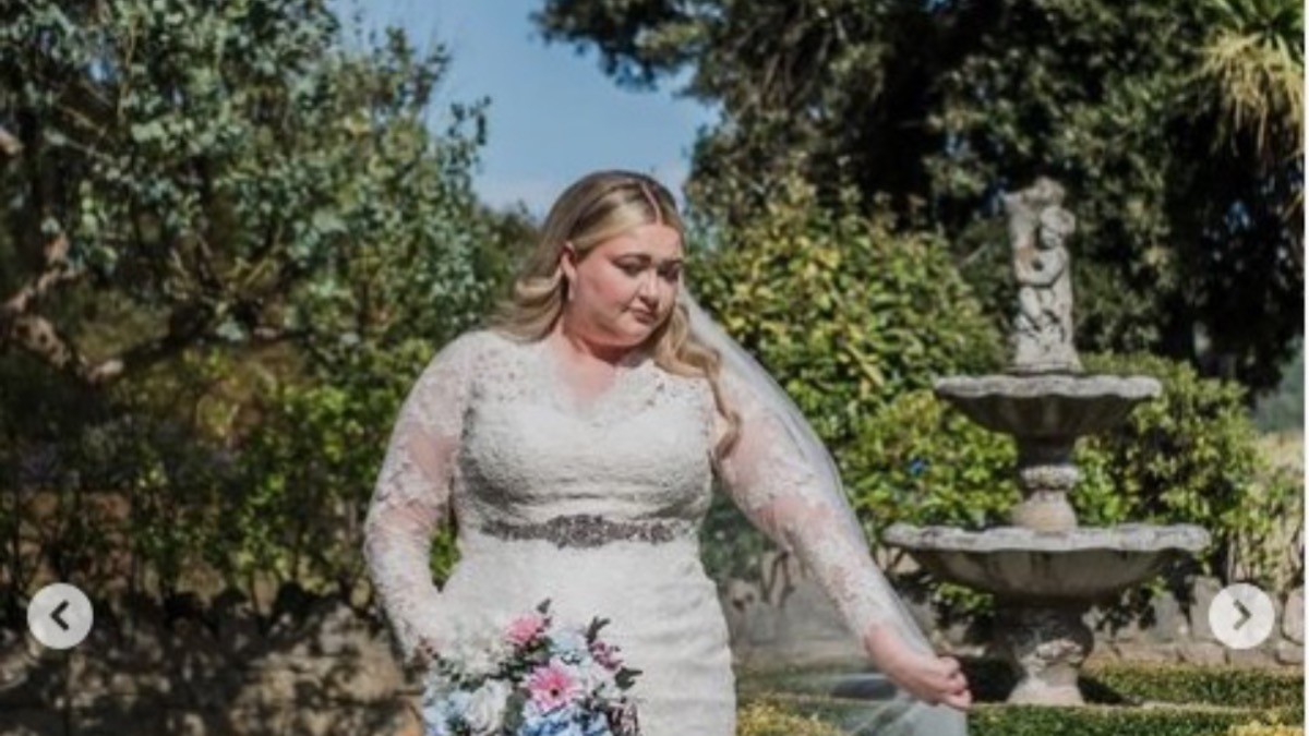 Mujer celebra su boda, ¡pero sin el novio!