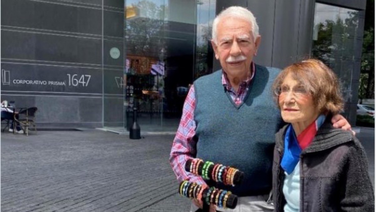 ¡Lamentable! Abuelitos venden pulseras para poder subsistir