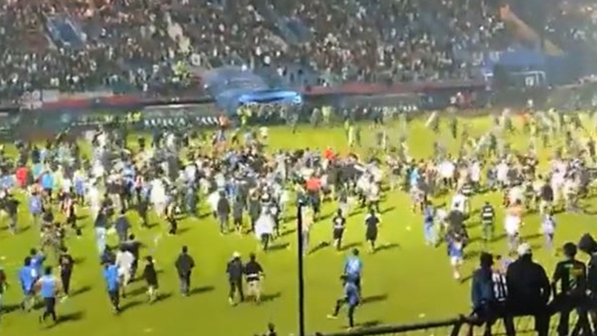 #VIDEO | Riña campal deja más de 127 muertos en partido de futbol