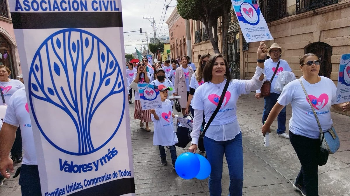 Marchan contra el nuevo modelo educativo; Maru Carreño se une a la protesta