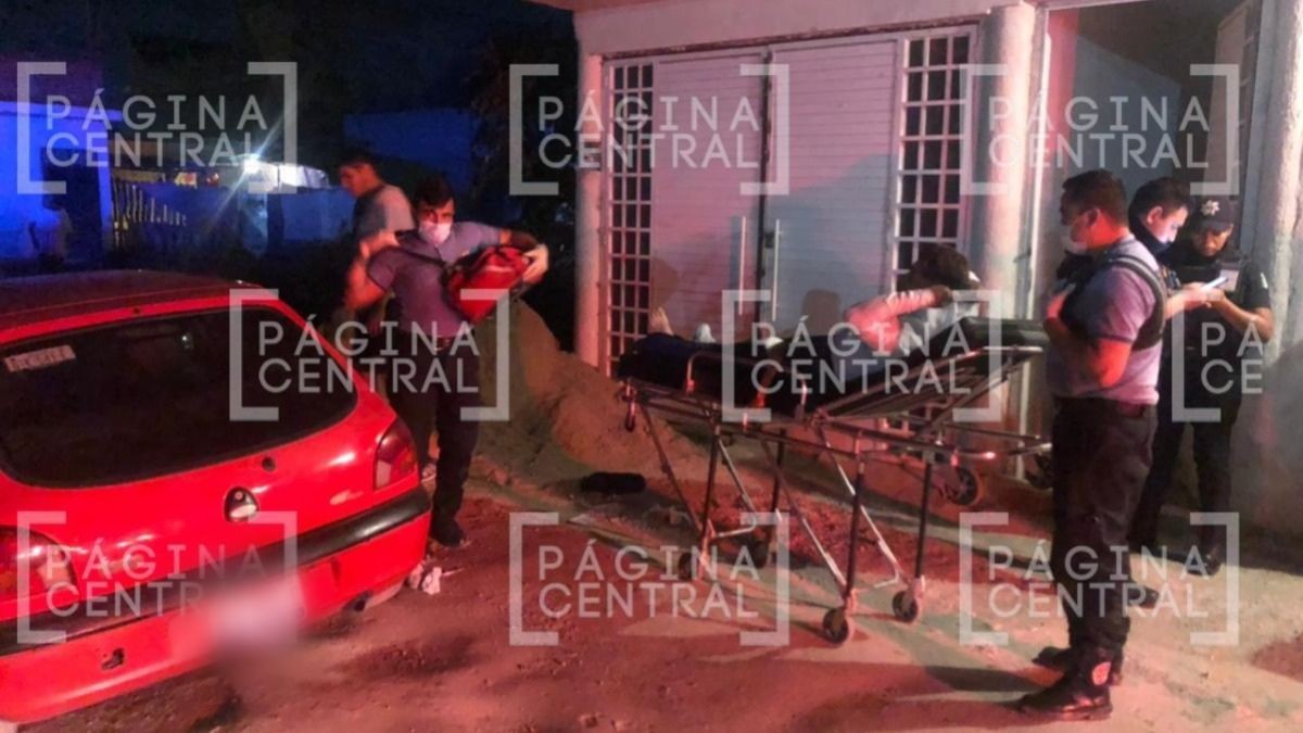 Balean a dos hombres al llegar a su casa