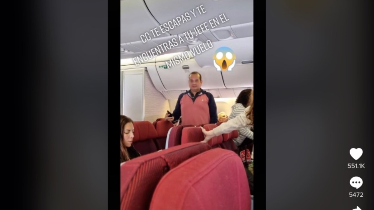 ¡Se escapa del trabajo y se topa con su jefe en el avión!