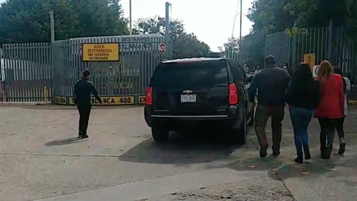 Supervisa AMLO la refinería de Salamanca