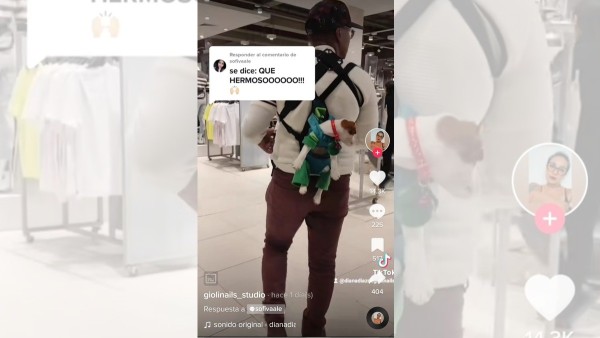 Hombre se hace viral por cargar a su hijo y perrijo ¡en una cangurera!