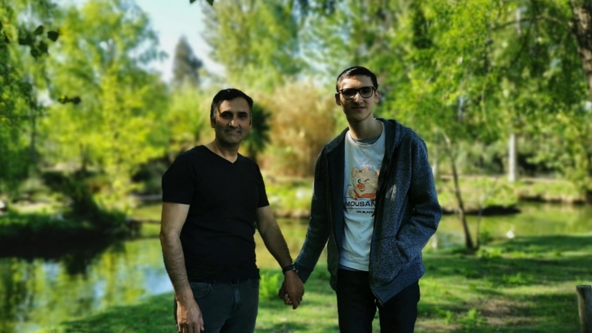 ¡Insultan a papá por tomar de la mano a su hijo autista!